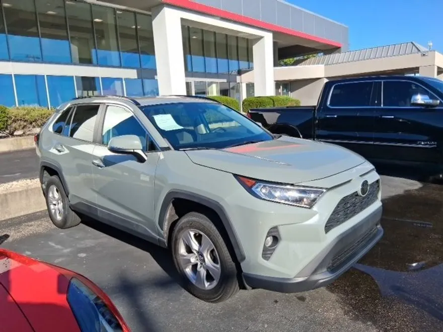 2021 Toyota RAV4 XLE photo 1