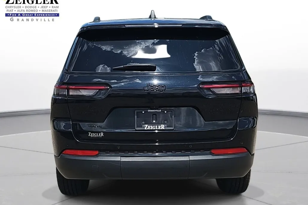 2023 Jeep Grand Cherokee Altitude photo 1