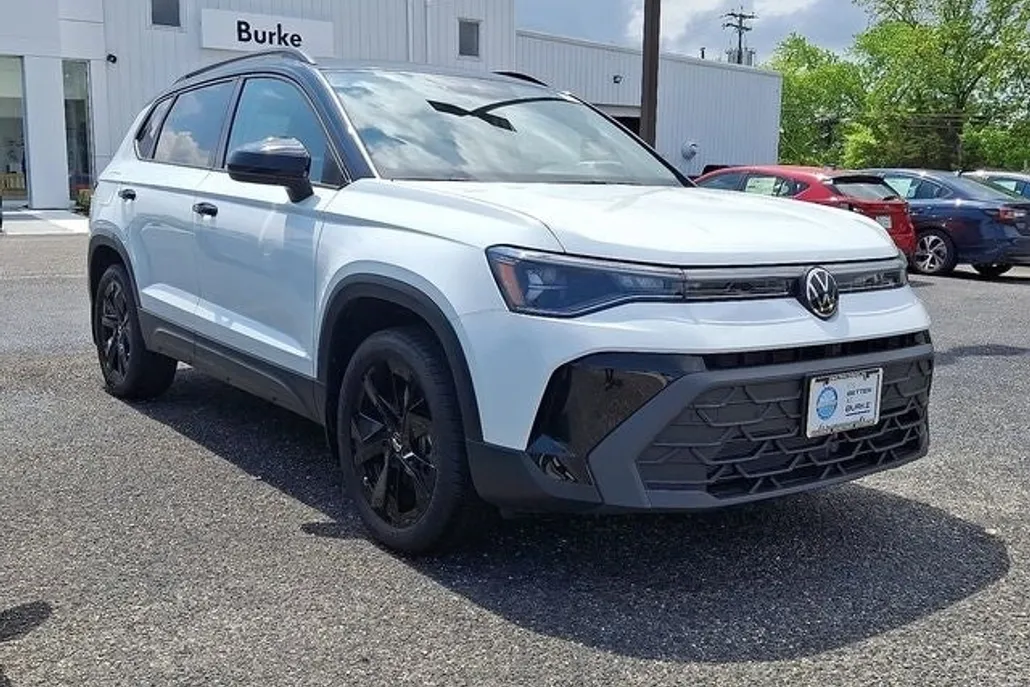 2025 Volkswagen Taos SE photo 1