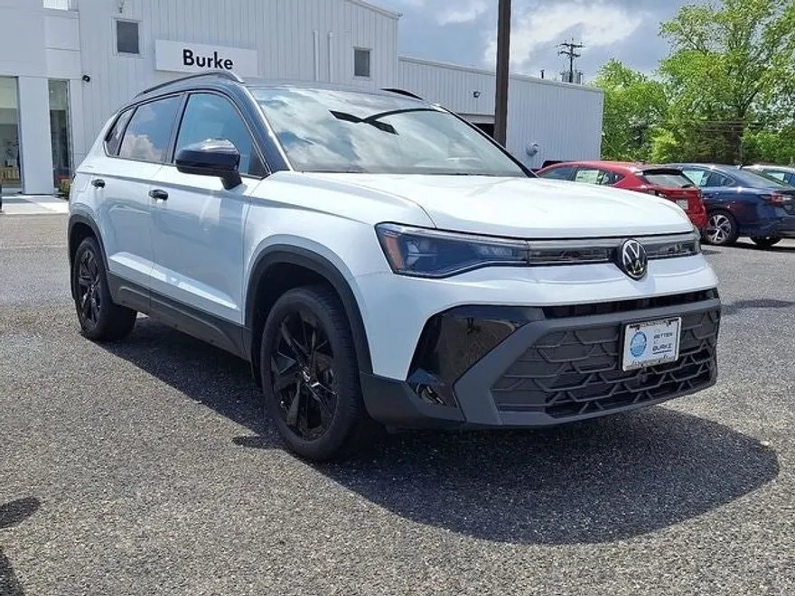 2025 Volkswagen Taos SE photo 1