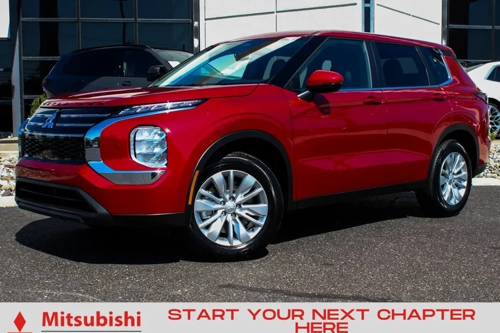 2025 Mitsubishi Outlander ES photo 1