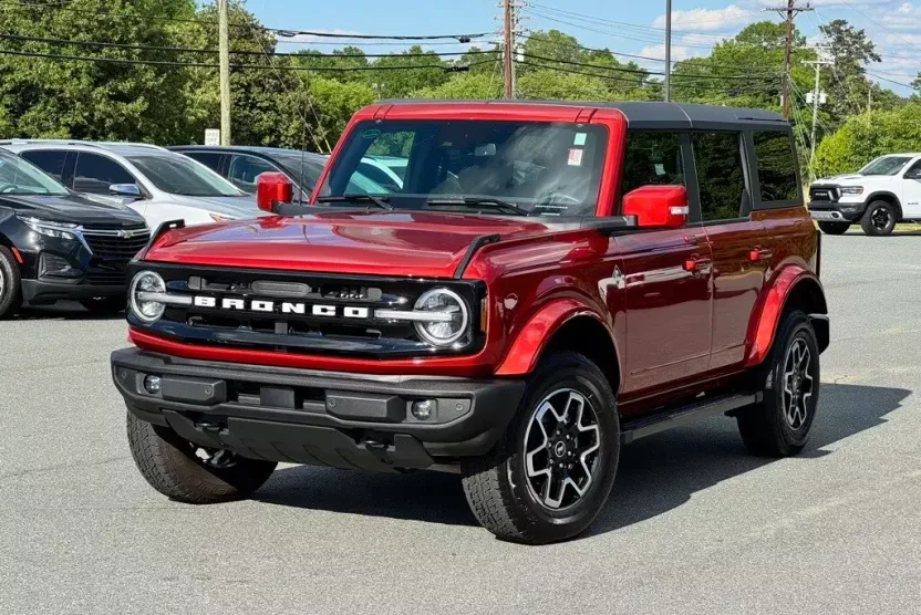 2023 Ford Bronco Outer Banks photo 1