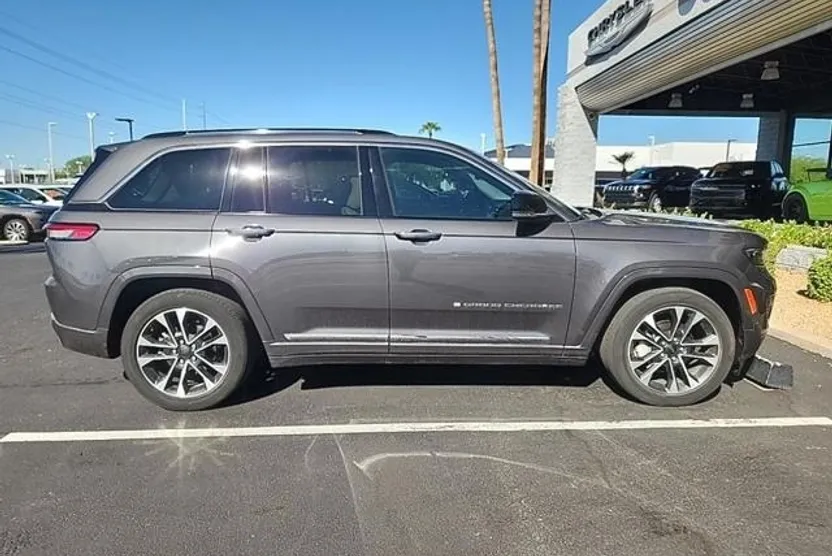 2022 Jeep Grand Cherokee Overland photo 1