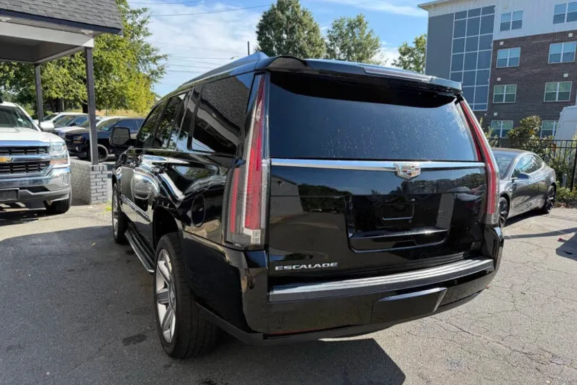 2016 Cadillac Escalade Luxury photo 1