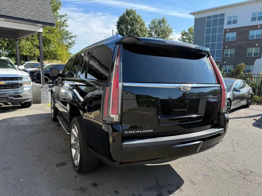 2016 Cadillac Escalade Luxury photo 1