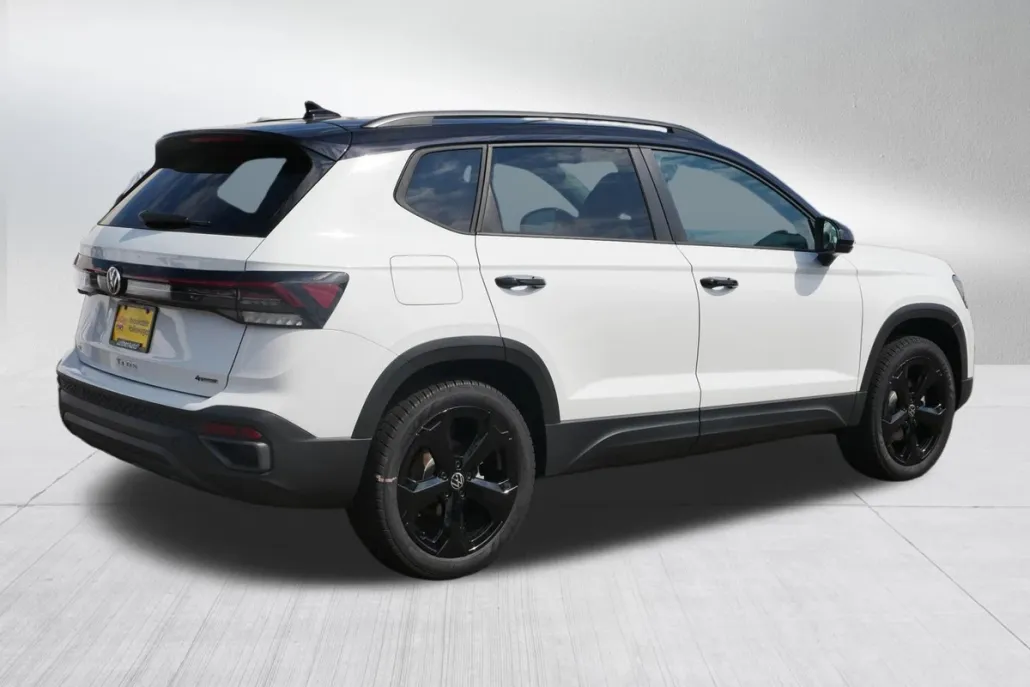 2025 Volkswagen Taos SE photo 1