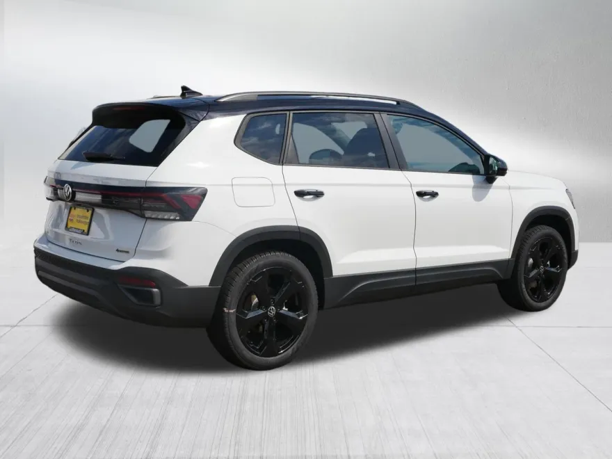 2025 Volkswagen Taos SE photo 1