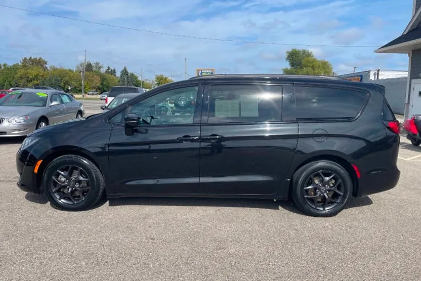 2019 Chrysler Pacifica Limited photo 1