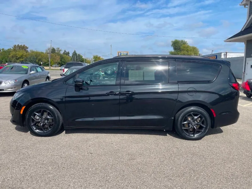 2019 Chrysler Pacifica Limited photo 1