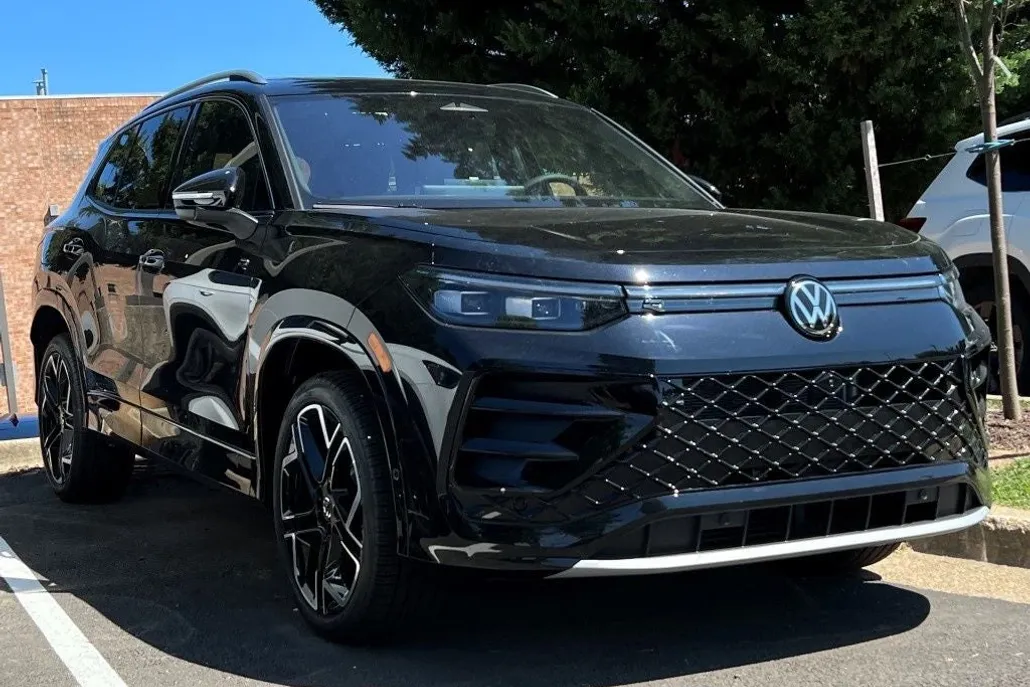 2025 Volkswagen Tiguan SEL R-Line Black photo 1