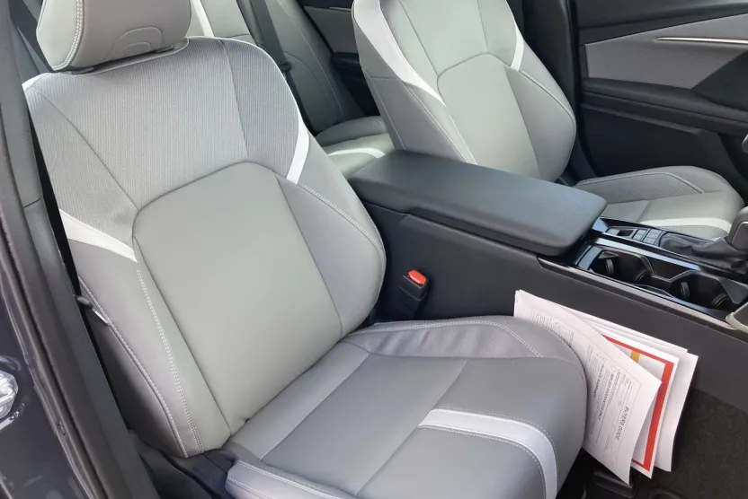 2025 Toyota Camry SE photo 1