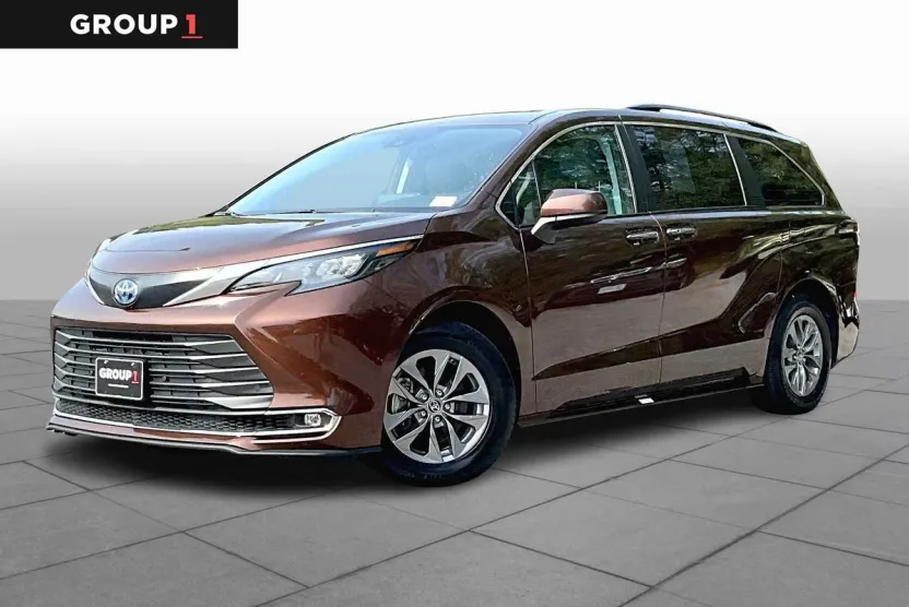 2024 Toyota Sienna XLE photo 1