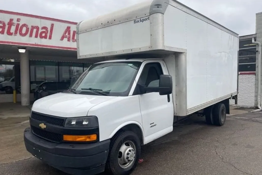 2018 Chevrolet Express Cutaway Van photo 1