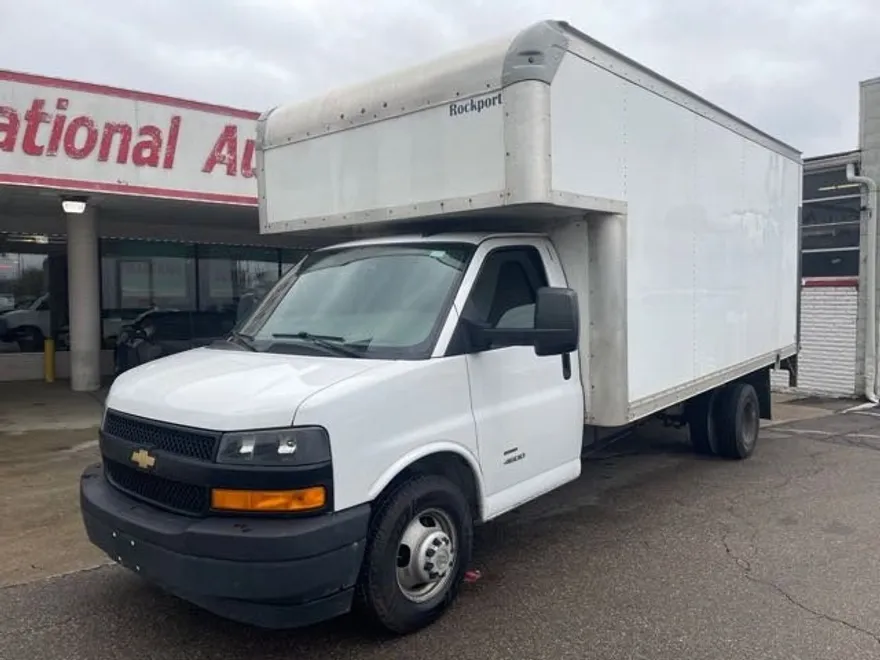 2018 Chevrolet Express Cutaway Van photo 1
