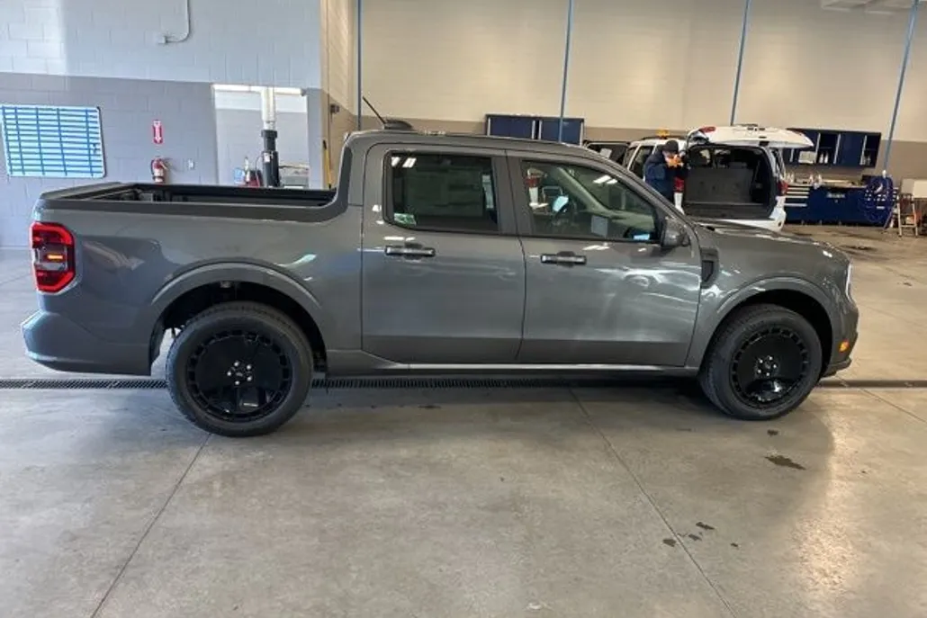 2025 Ford Maverick Lariat photo 1