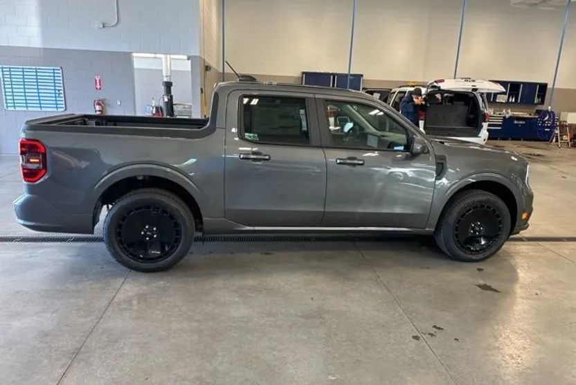 2025 Ford Maverick Lariat photo 1