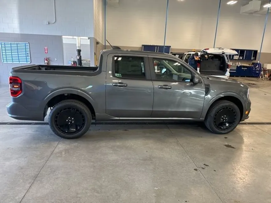 2025 Ford Maverick Lariat photo 1