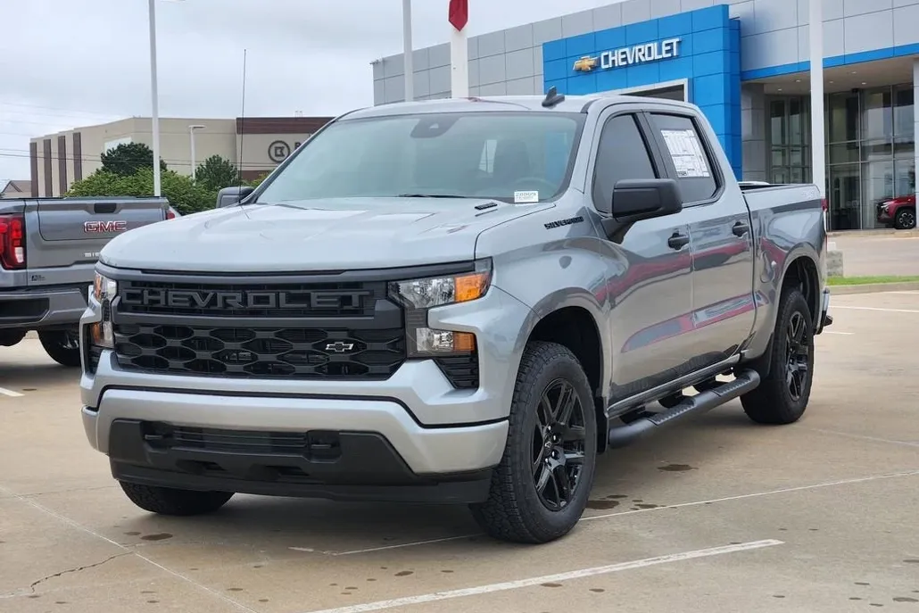 2026 Chevrolet Silverado Custom photo 1