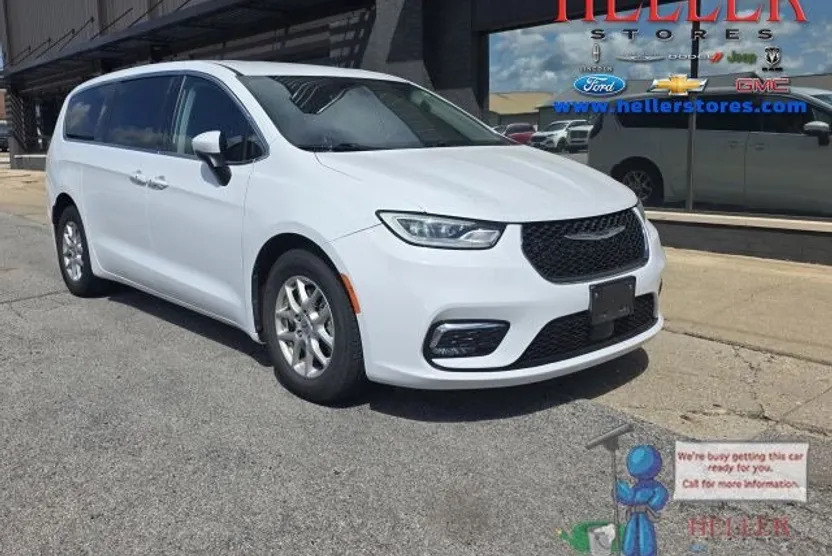 2023 Chrysler Pacifica Touring L photo 1