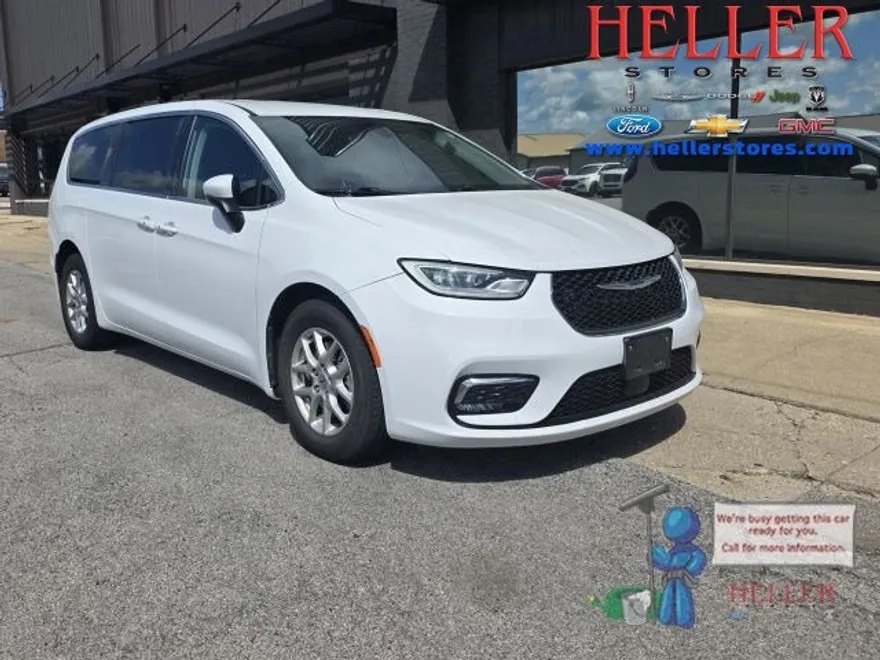 2023 Chrysler Pacifica Touring L photo 1