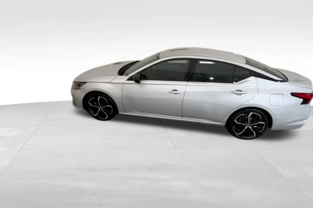 2023 Nissan Altima 2.5 SR photo 1