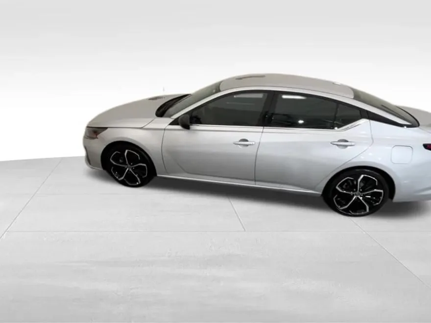 2023 Nissan Altima 2.5 SR photo 1