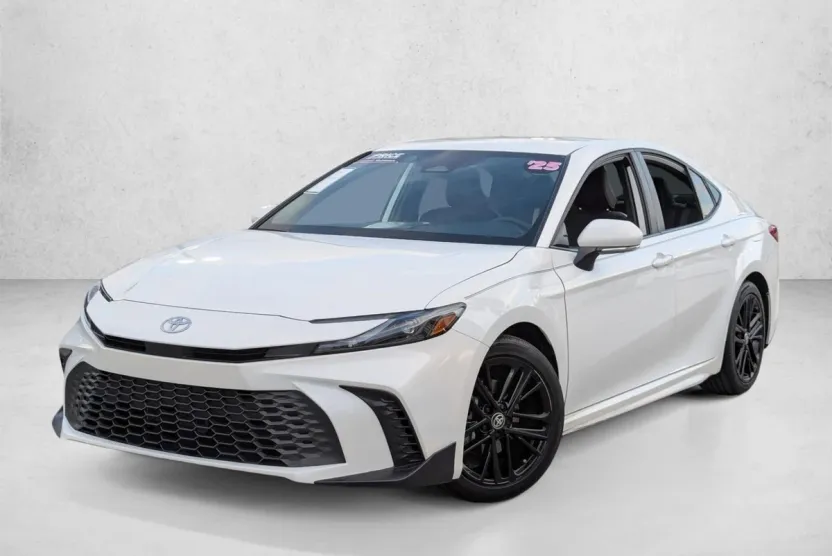 2025 Toyota Camry SE photo 1