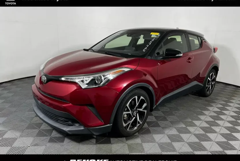 2019 Toyota C-HR XLE photo 1