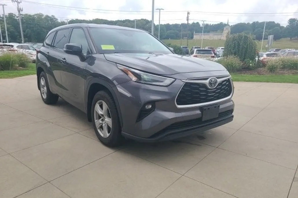 2021 Toyota Highlander LE photo 1
