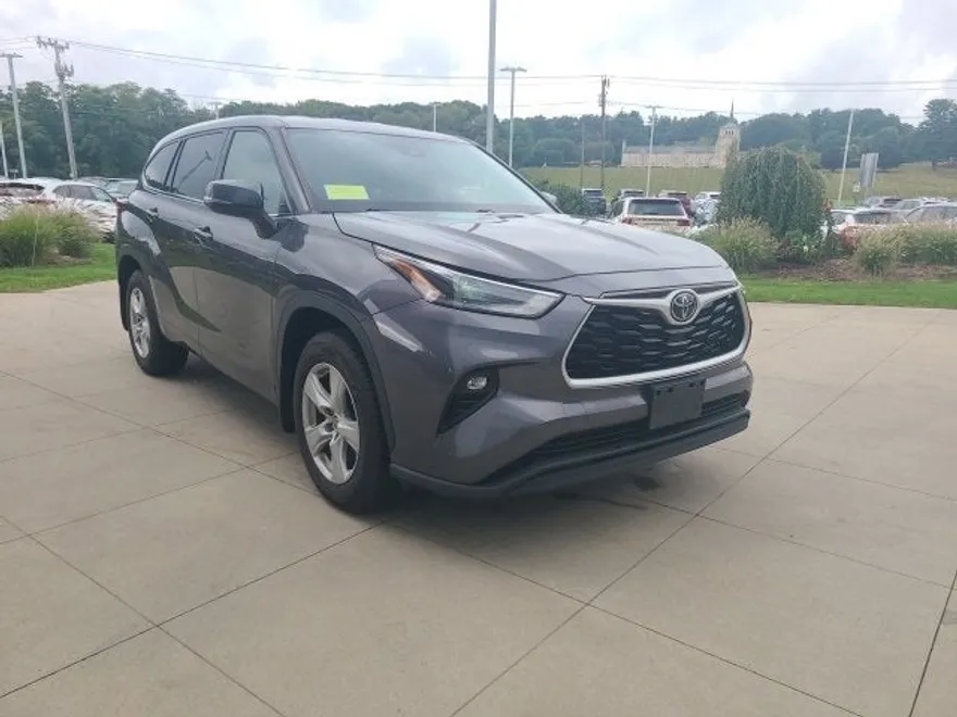 2021 Toyota Highlander LE photo 1