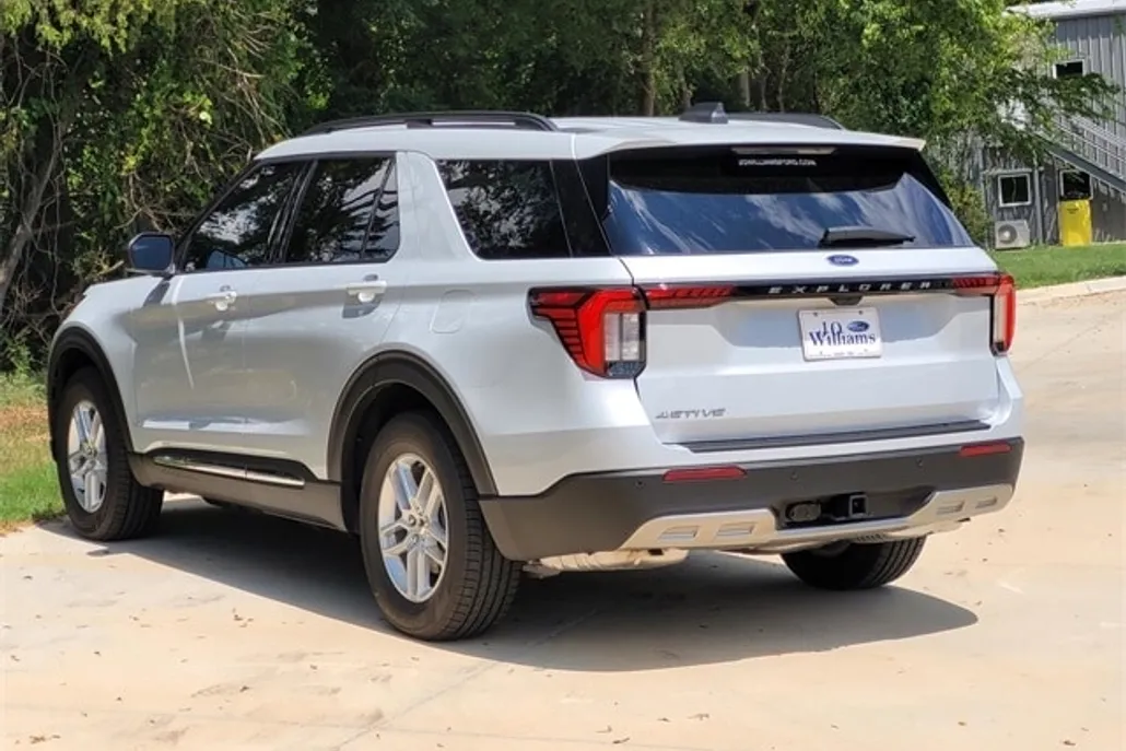 2025 Ford Explorer photo 1