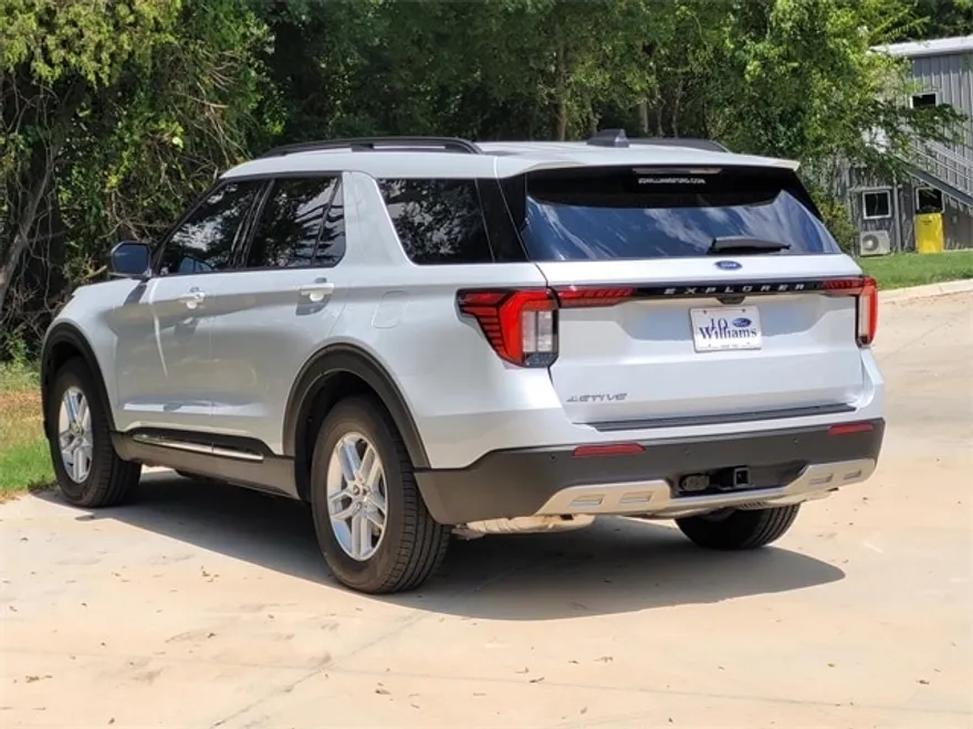 2025 Ford Explorer photo 1