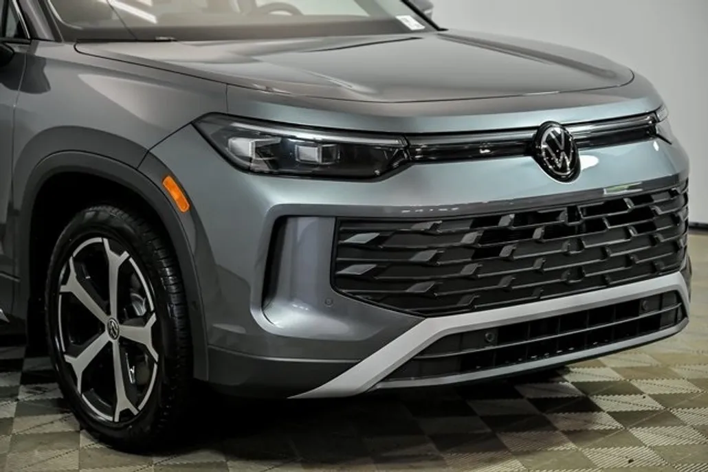 2025 Volkswagen Tiguan SE photo 1