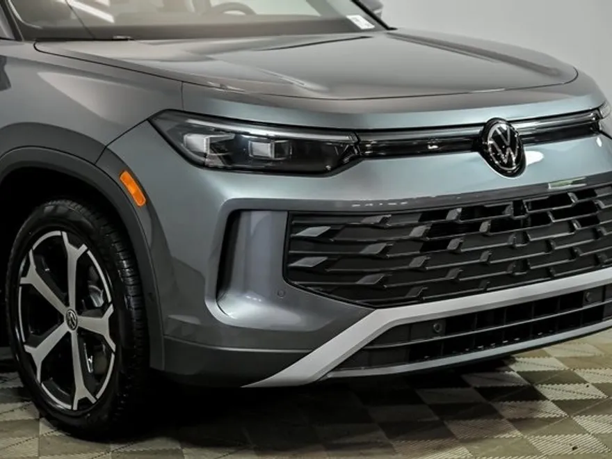 2025 Volkswagen Tiguan SE photo 1