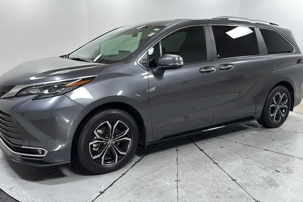 2025 Toyota Sienna Platinum photo 1