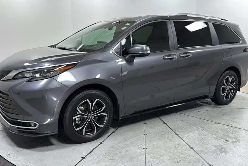 2025 Toyota Sienna Platinum photo 1