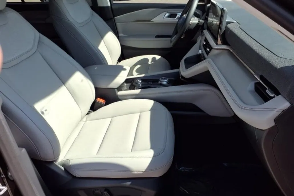 2025 Ford Explorer photo 1