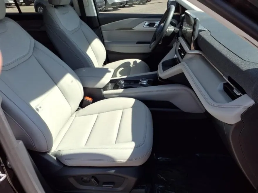 2025 Ford Explorer photo 1