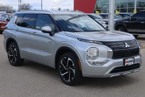 2025 Mitsubishi Outlander PHEV SE photo 2