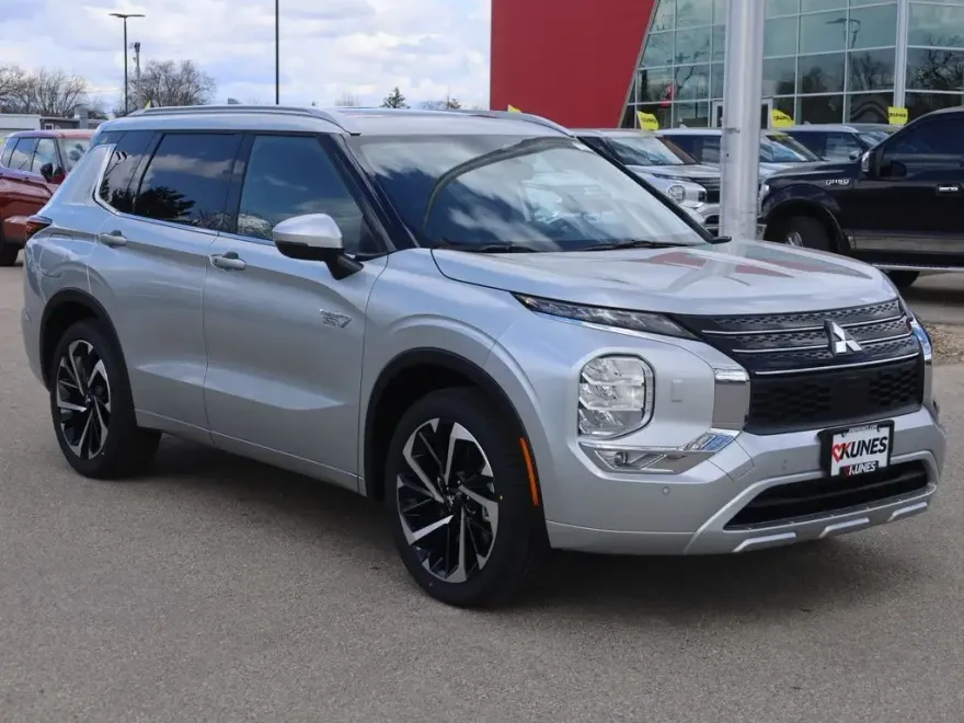 2025 Mitsubishi Outlander PHEV SE photo 2