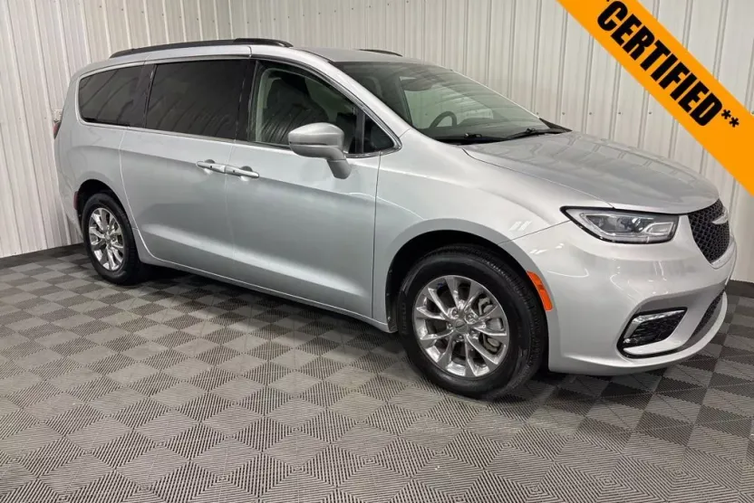 2022 Chrysler Pacifica Touring L photo 1