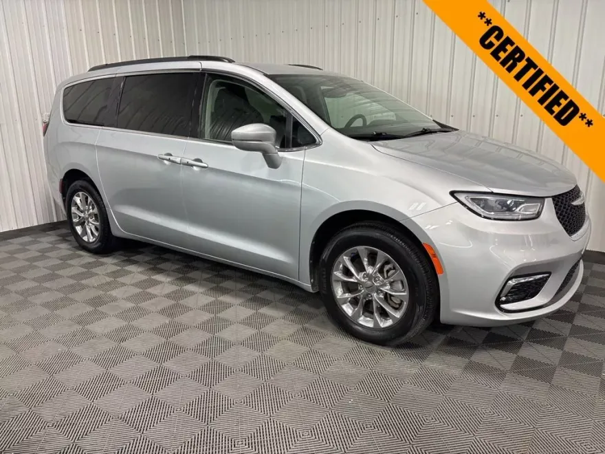 2022 Chrysler Pacifica Touring L photo 1