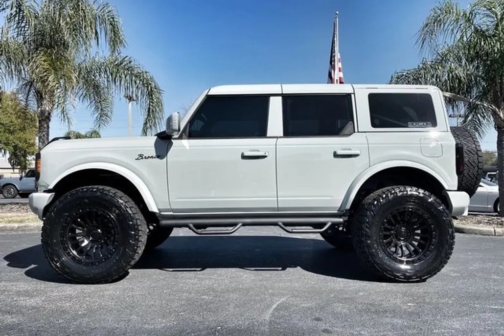 2023 Ford Bronco photo 1
