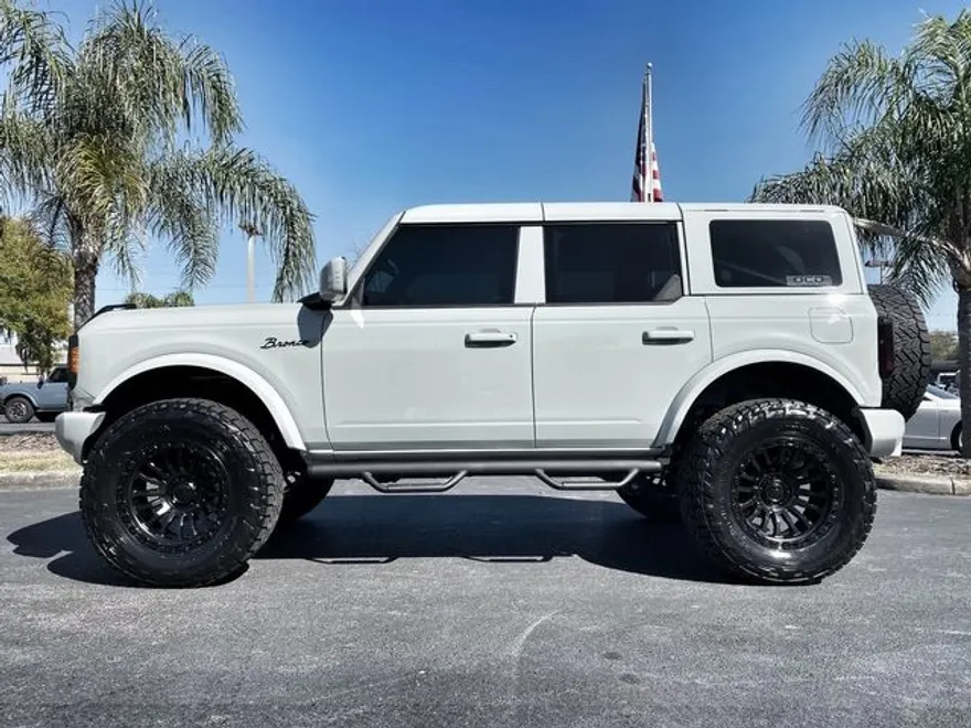 2023 Ford Bronco photo 1