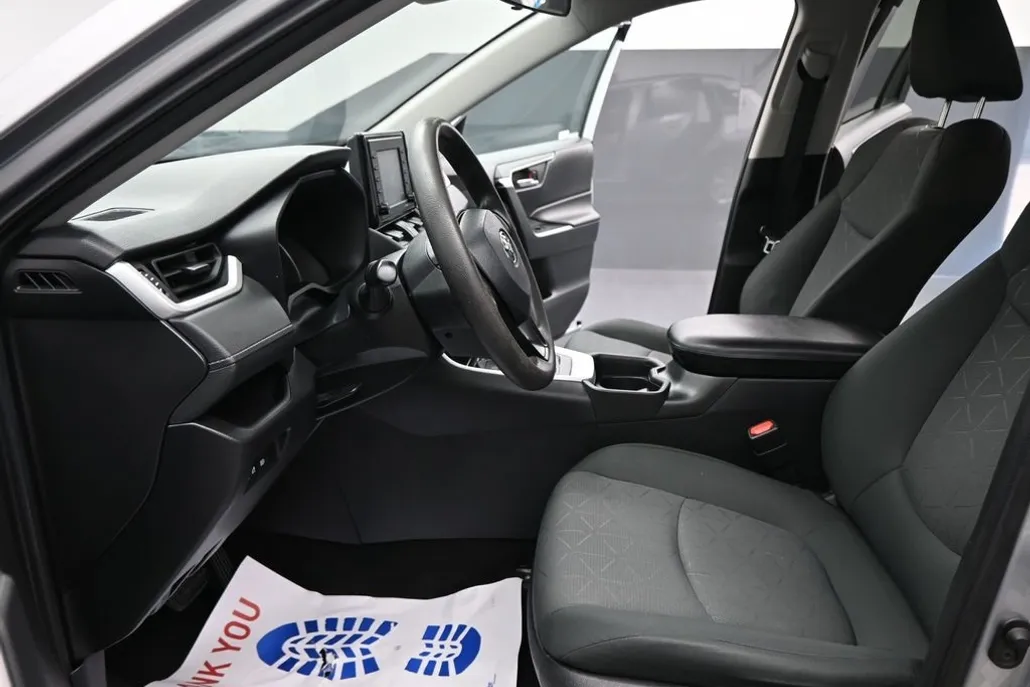 2021 Toyota RAV4 XLE photo 1