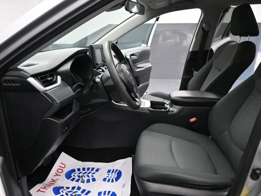 2021 Toyota RAV4 XLE photo 1