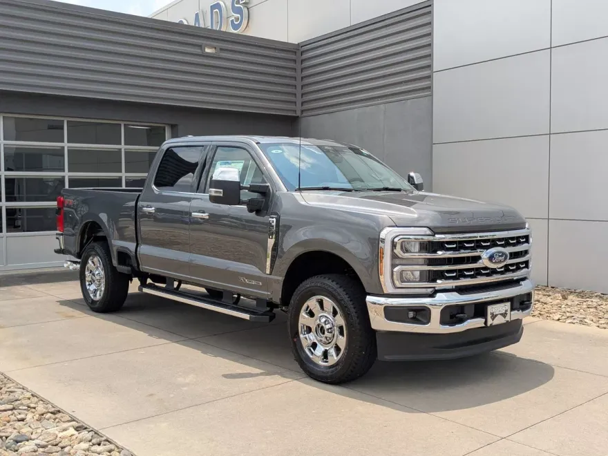 2025 Ford F-250 Lariat photo 1