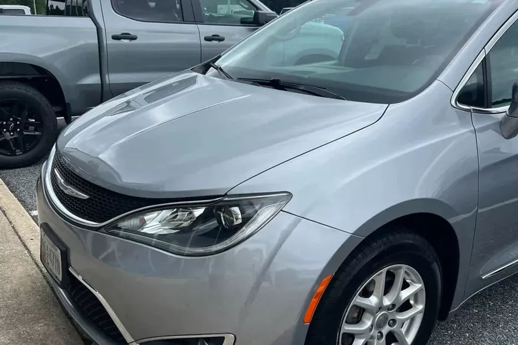 2020 Chrysler Pacifica Touring L photo 1