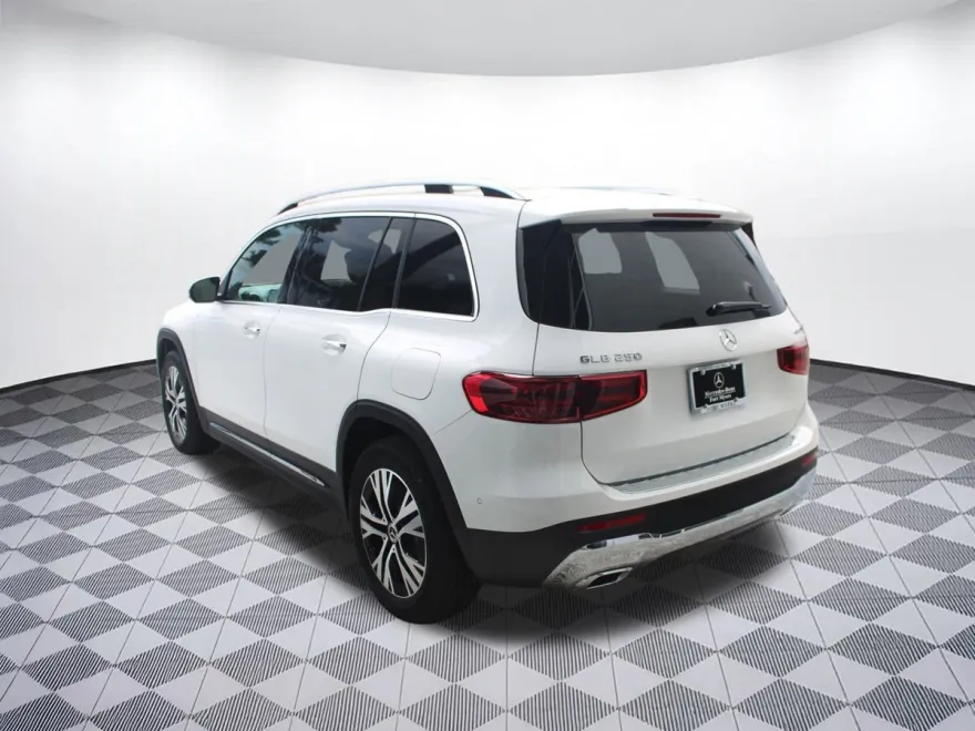 2026 Mercedes Benz GLB 250 4MATIC photo 1