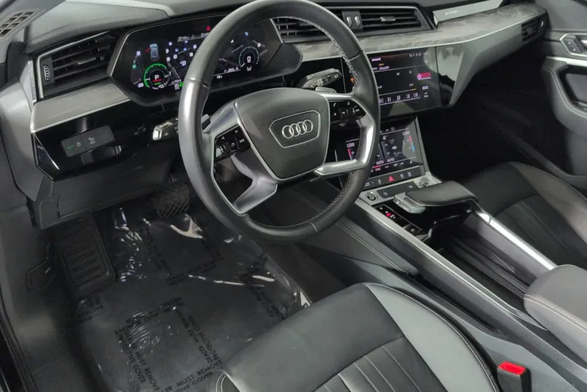 2022 Audi e-tron Premium photo 1